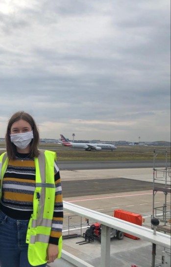 Vanessa mit kurzen Haaren bei den Einf&uuml;hrungswochen (&uuml;brigens ist das laut dem Flugzeug-Fanatiker eine Boeing 787-9 Dreamliner im Hintergrund)